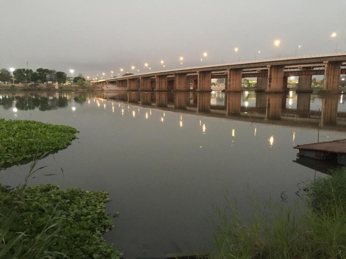 Home By The Bridge Hotel Kamphaeng Phet Exteriör bild